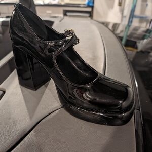 Size 9.5 Guess Glossy Black Platform Mary Janes
